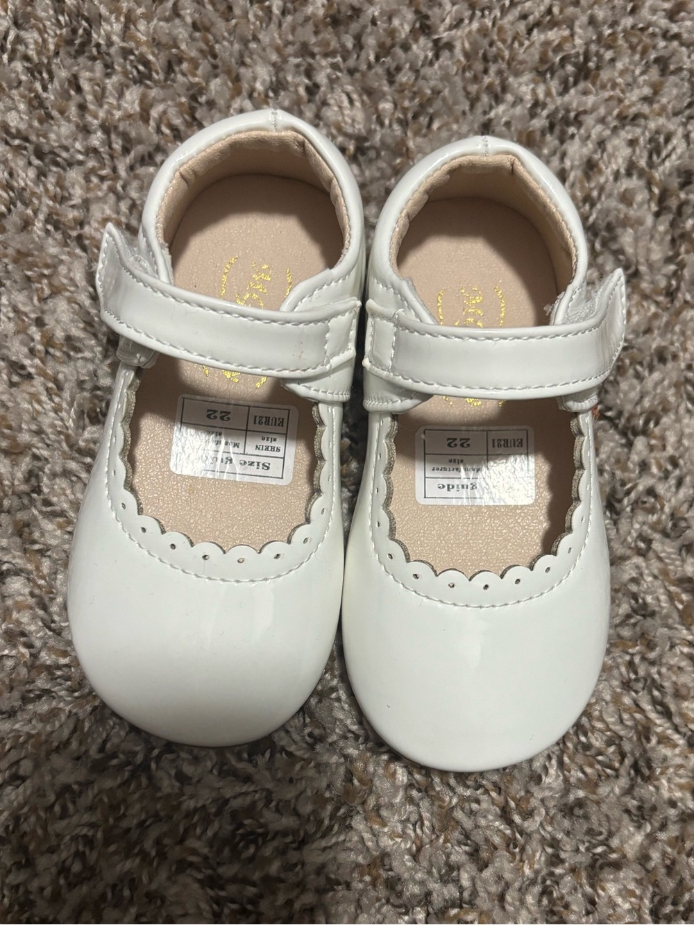 Classic White Mary Jane Kids Shoes with Scallop Trim 5C